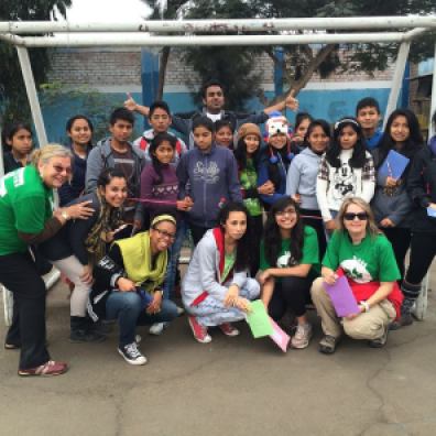 Peru D ESL teachers and Health Club volunteers join the students from Tupac Amaru II for a photo